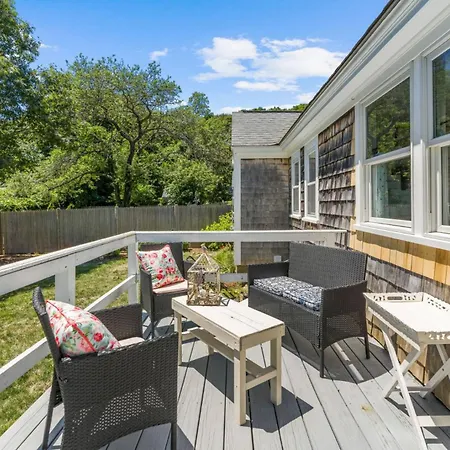 37 Elm St, Barnstable Villa